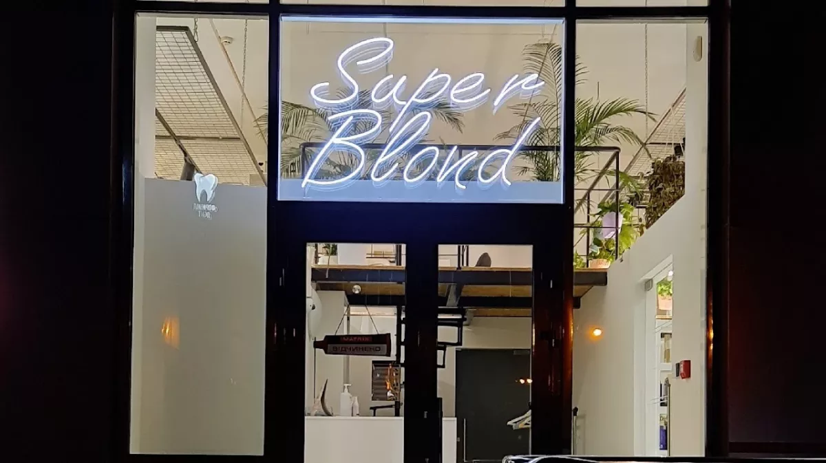 "Super Blond Ira Moravska" фото 1