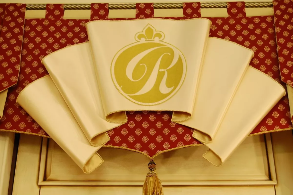 ROYAL SECRETS фото 1