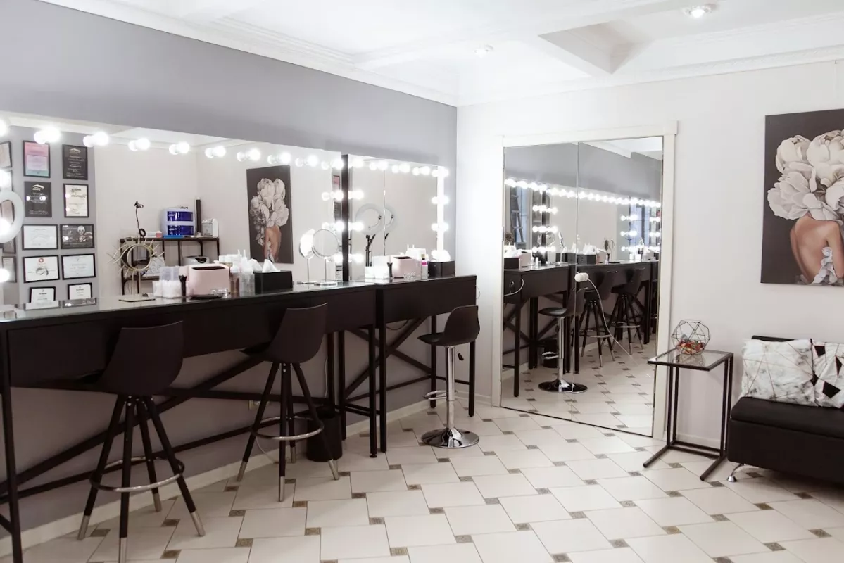 Make My Brows Corner фото 1